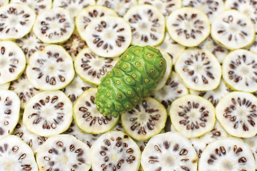 Owoc Noni nadaje się do sałatek.